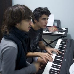 Aula de teclado com Lucas
